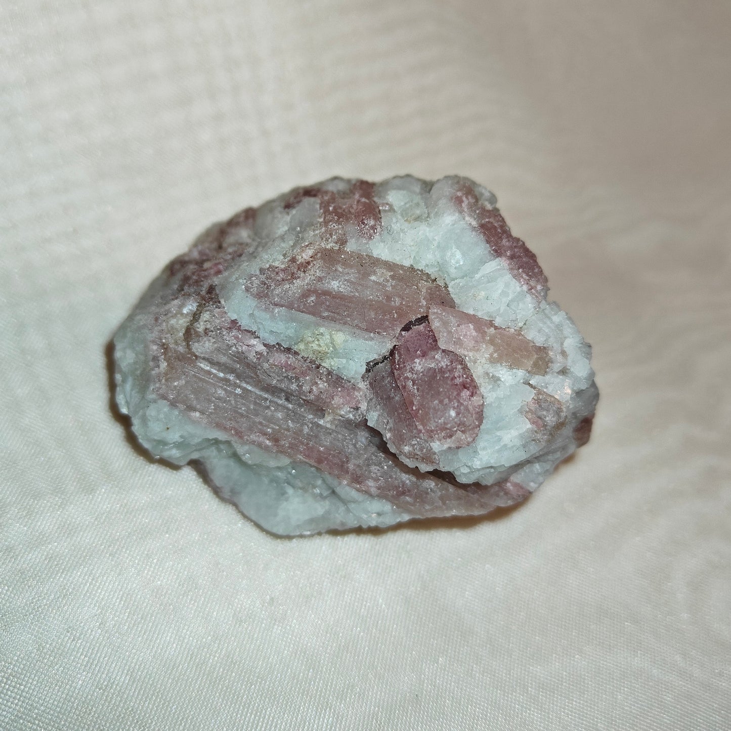 Pinkki turmaliini raakapala