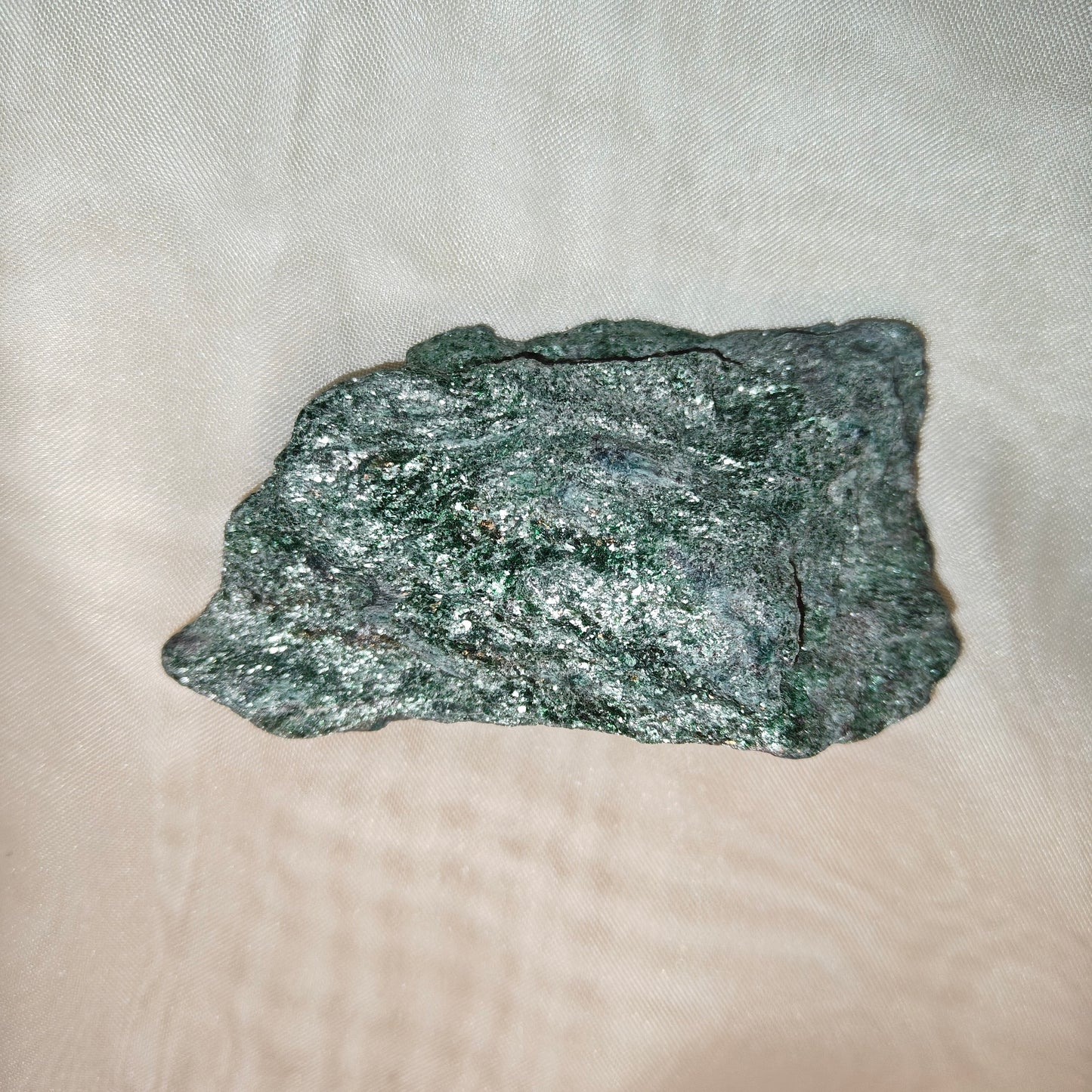 Fuksiitti raakapala