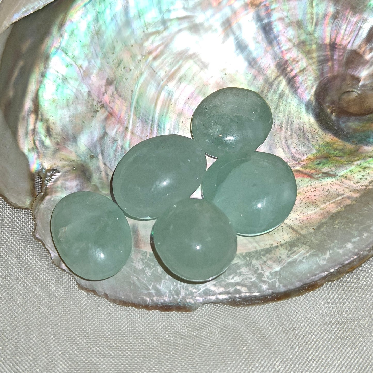 Pistaasi kalsiitti rumpuhiottu