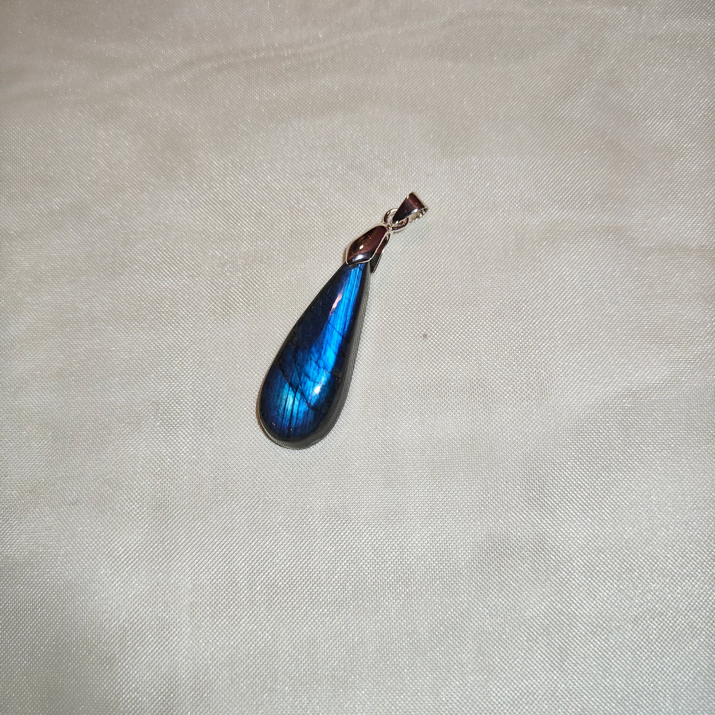 Labradoriitti pisara riipus