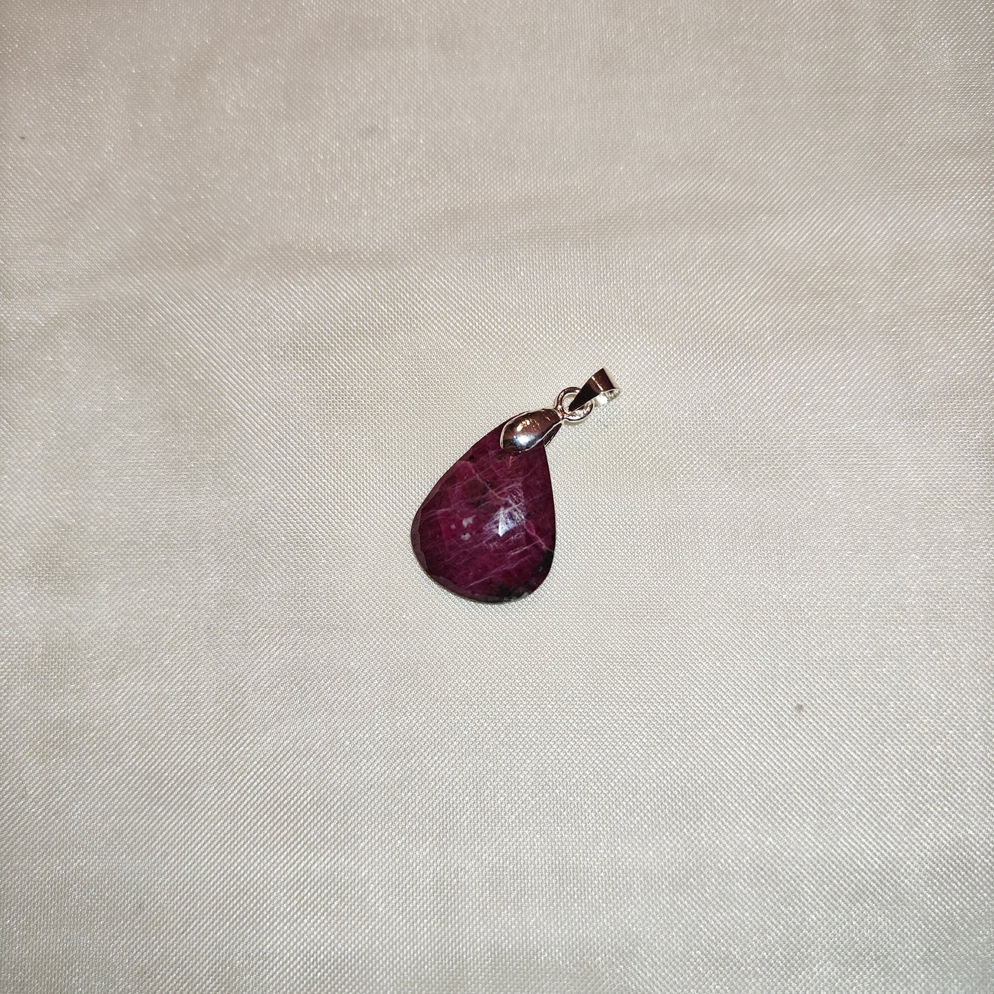 Rubiini zoisiitti riiipus